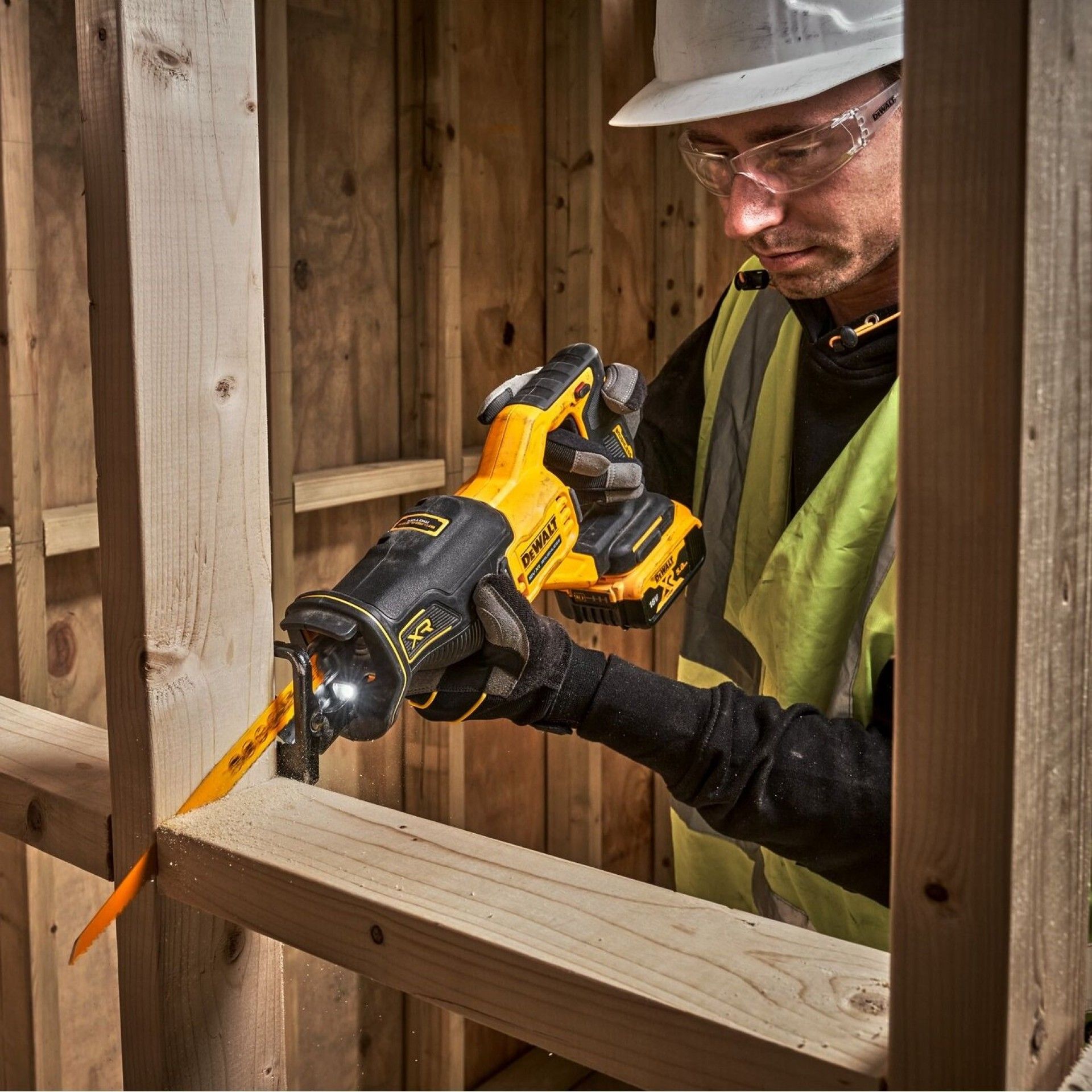 SERRA SABRE 18V XR BL SOLO refª DCS382N-XJ DEWALT