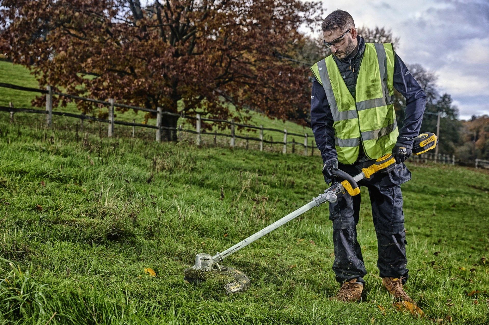 Aparadores DEWALT XR 18V 5Ah 36cm refª DCMST561P1-QW DEWALT