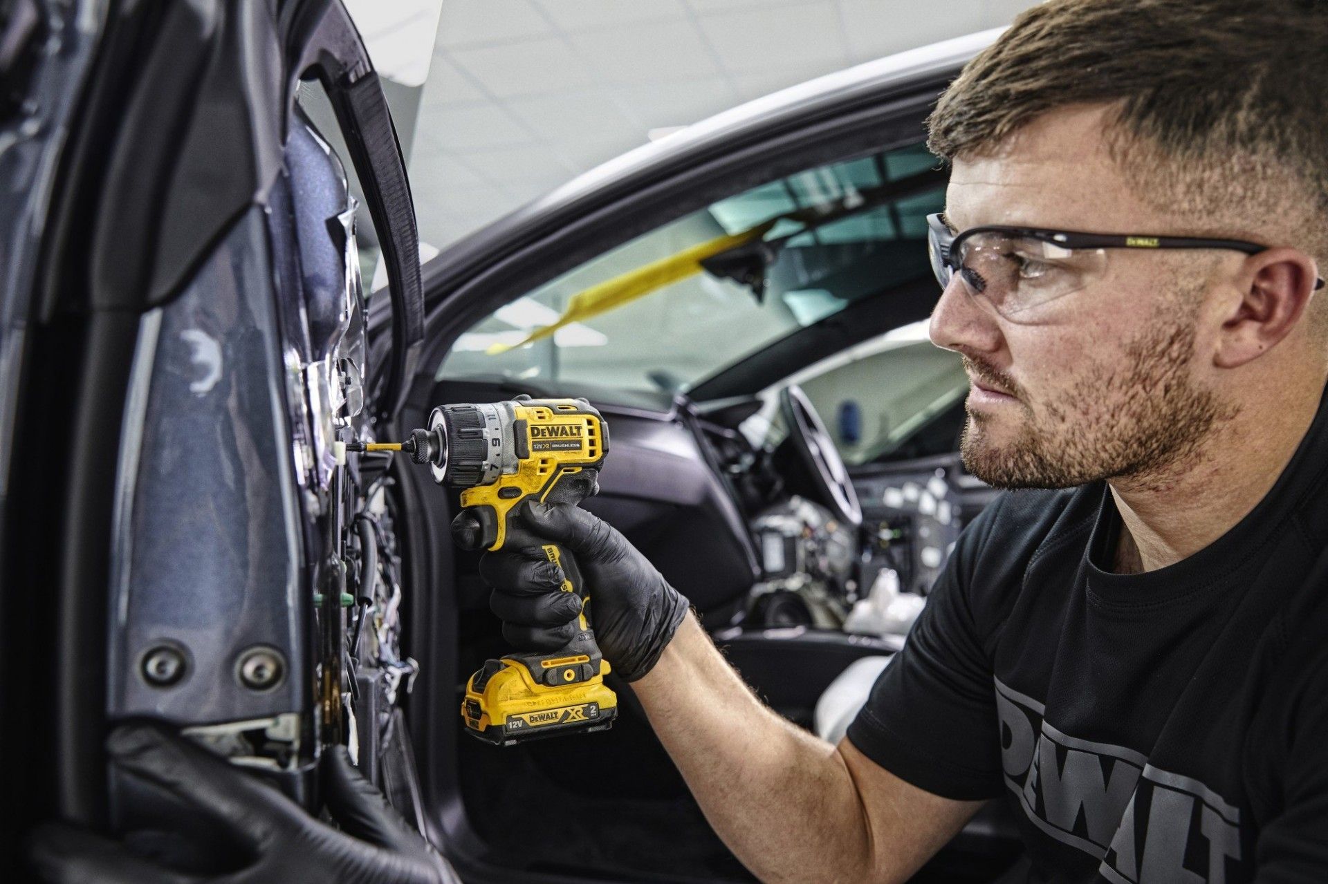 Aparafusadora sem escovas XR 12V Li-Ion 2Ah refª DCF601D2-QW DEWALT