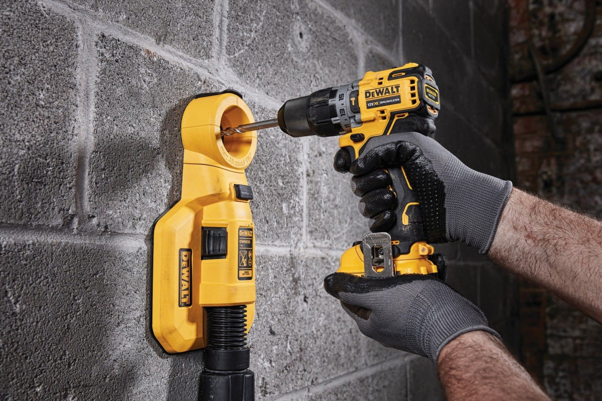 Aparafusadora sem escovas XR 12V Li-Ion 2Ah refª DCD706D2-QW DEWALT