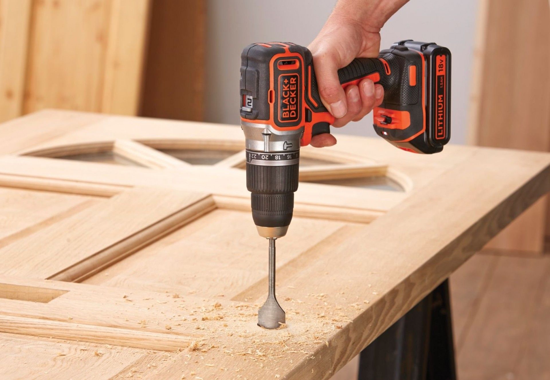 Aparafusadora com Percussão Brushless 18V 1.5Ah com 2 baterias e mala refª BL188KB BLACK DECKER