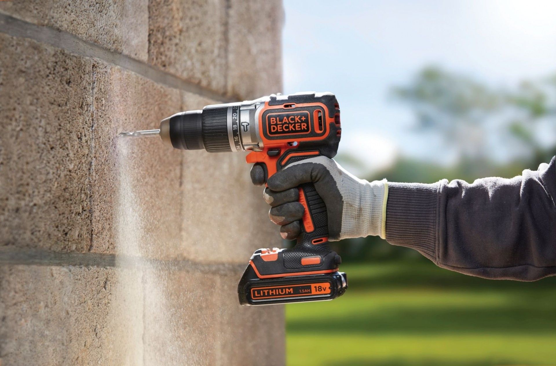 Aparafusadora com Percussão Brushless 18V 1.5Ah com 2 baterias e mala refª BL188KB BLACK DECKER