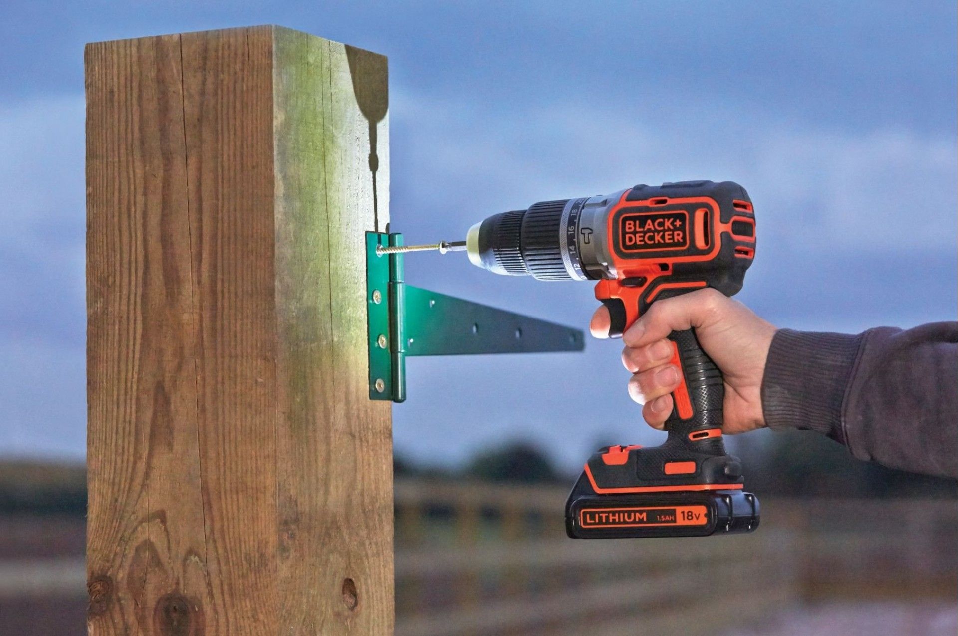 Aparafusadora com Percussão Brushless 18V 1.5Ah com 2 baterias e mala refª BL188KB BLACK DECKER