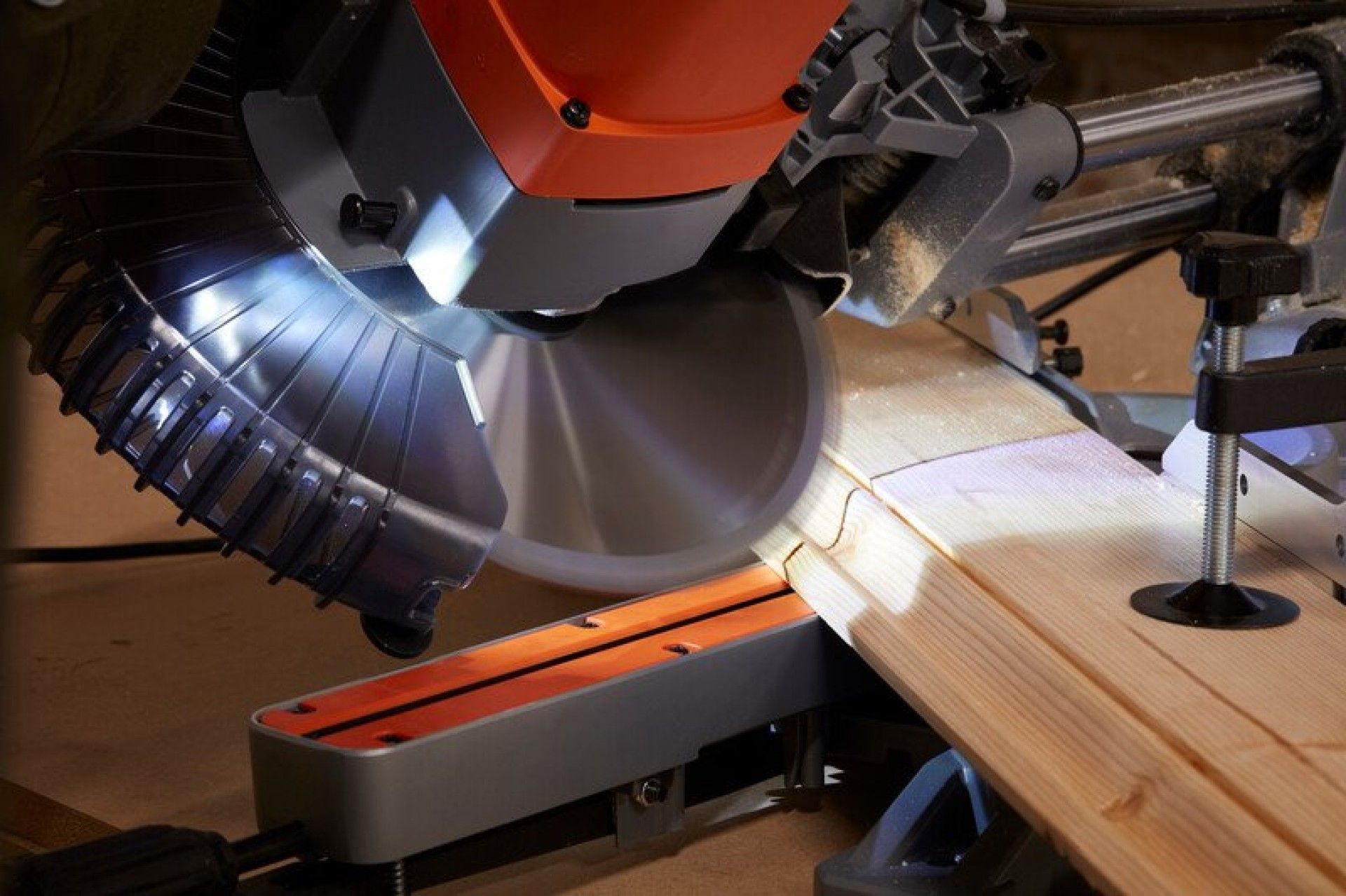 Serra ½ esquadria 2100w 254mm refª BES710-QS BLACK DECKER