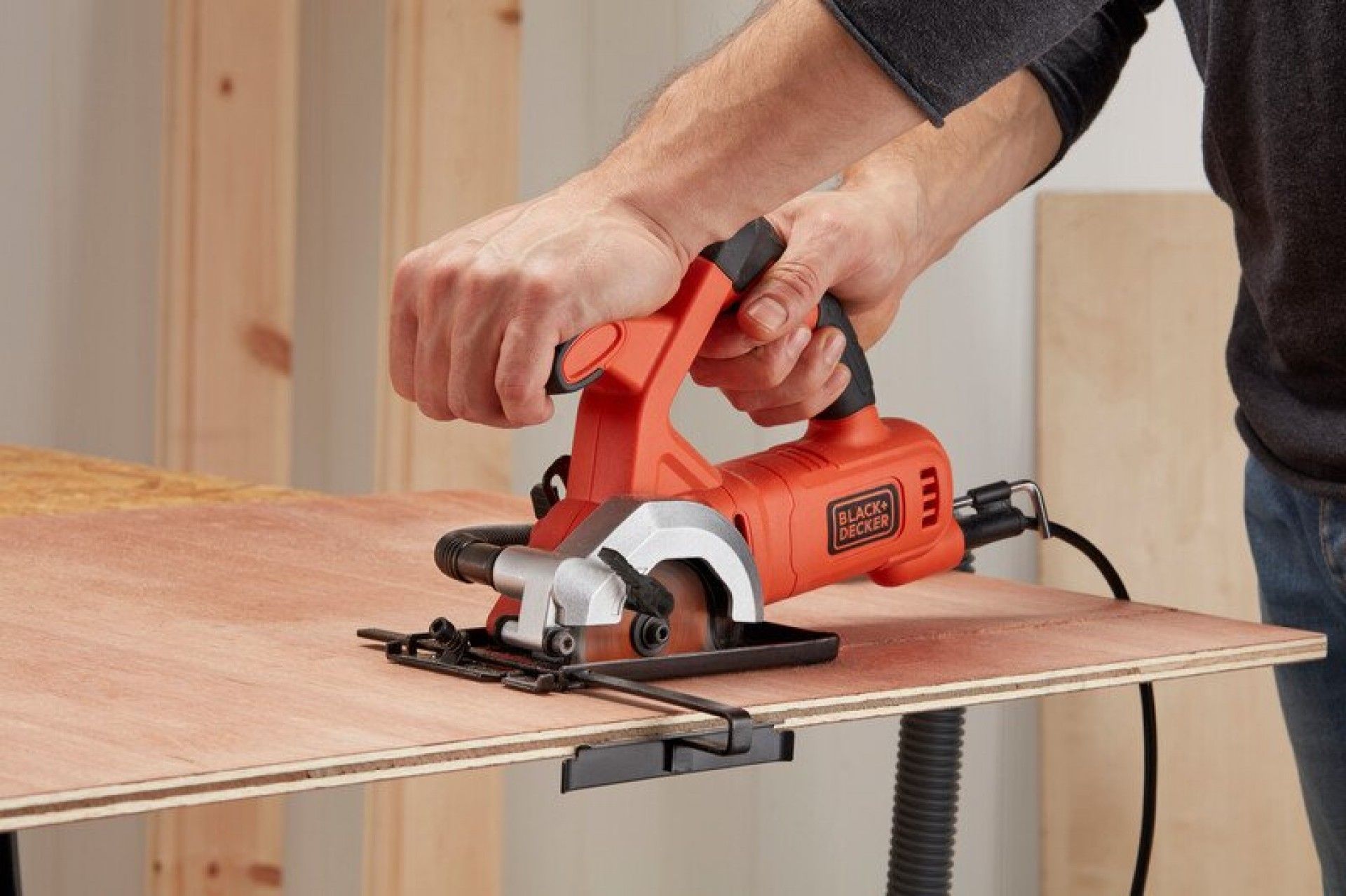 Serra Circular 400W 85mm c/mala refª BES510K-QS BLACK DECKER