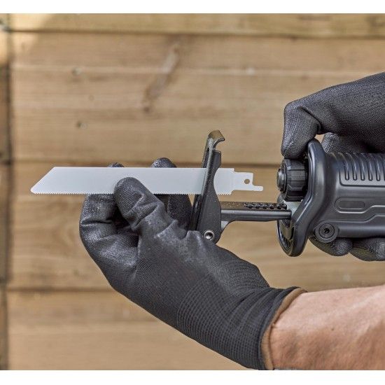 Serra Sabre 750W com acessrio para podar e 2 lminas ref BES301 BLACK DECKER