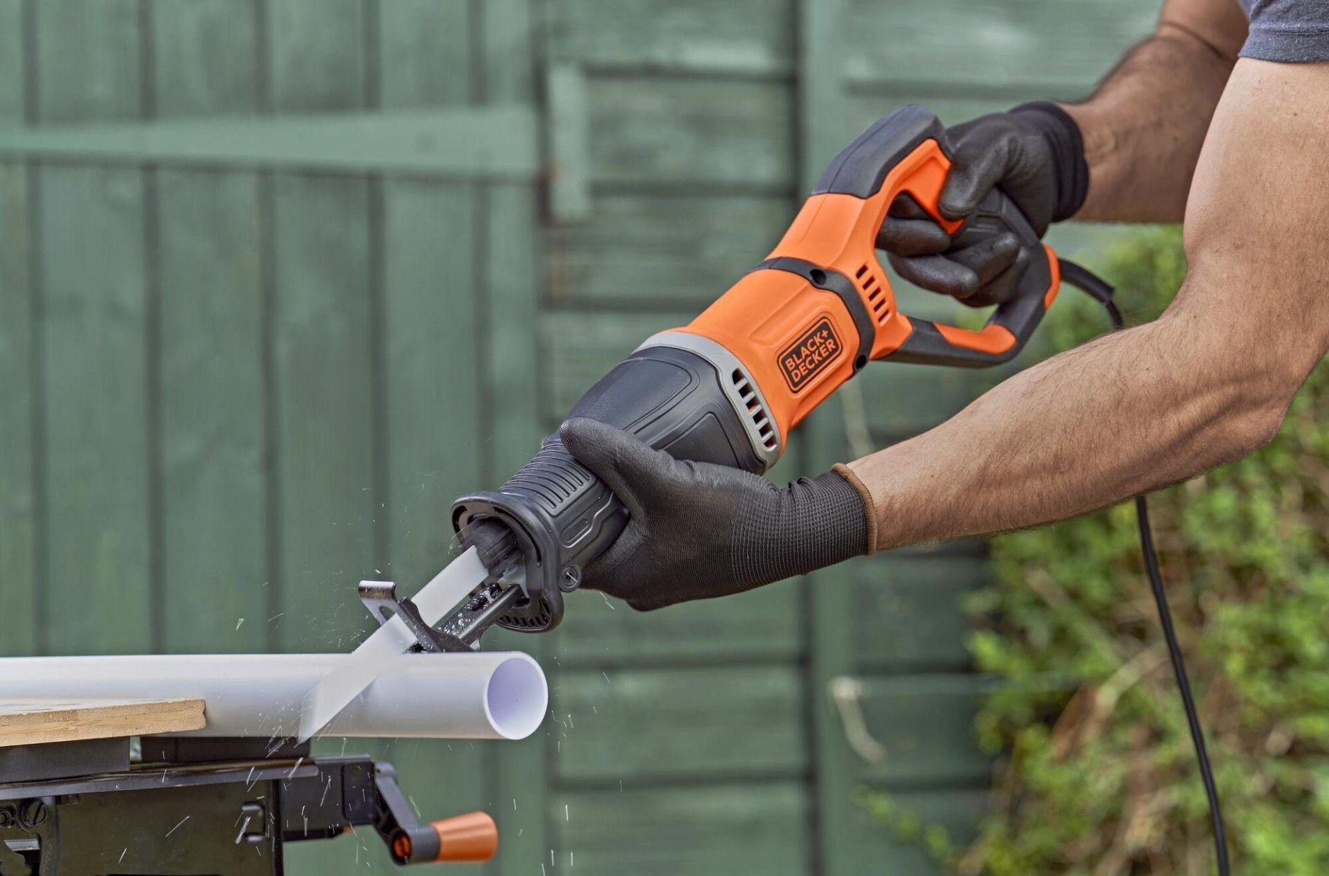 Serra Sabre 750W com acessório para podar e 2 lâminas refª BES301 BLACK DECKER