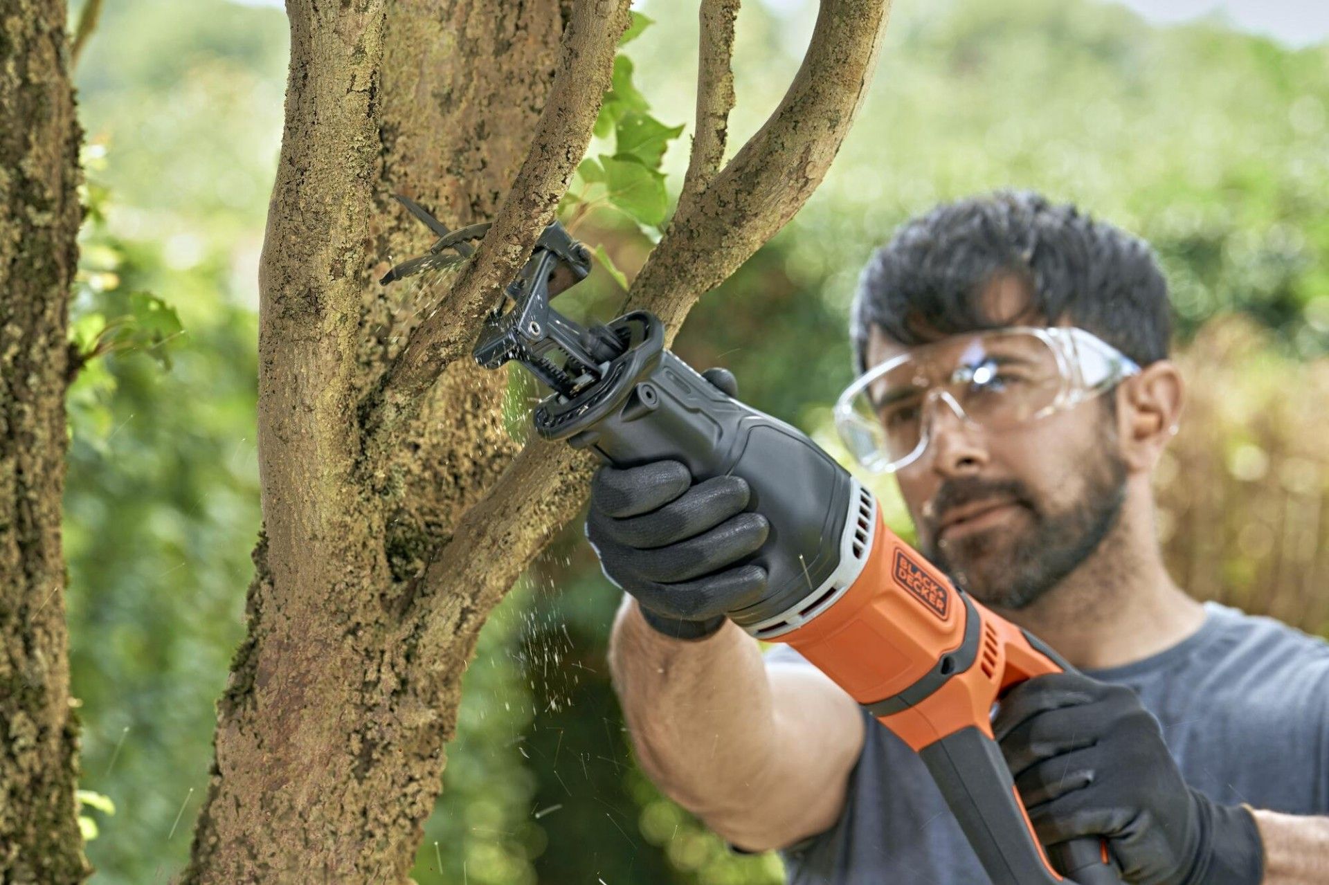 Serra Sabre 750W com acessório para podar e 2 lâminas refª BES301 BLACK DECKER