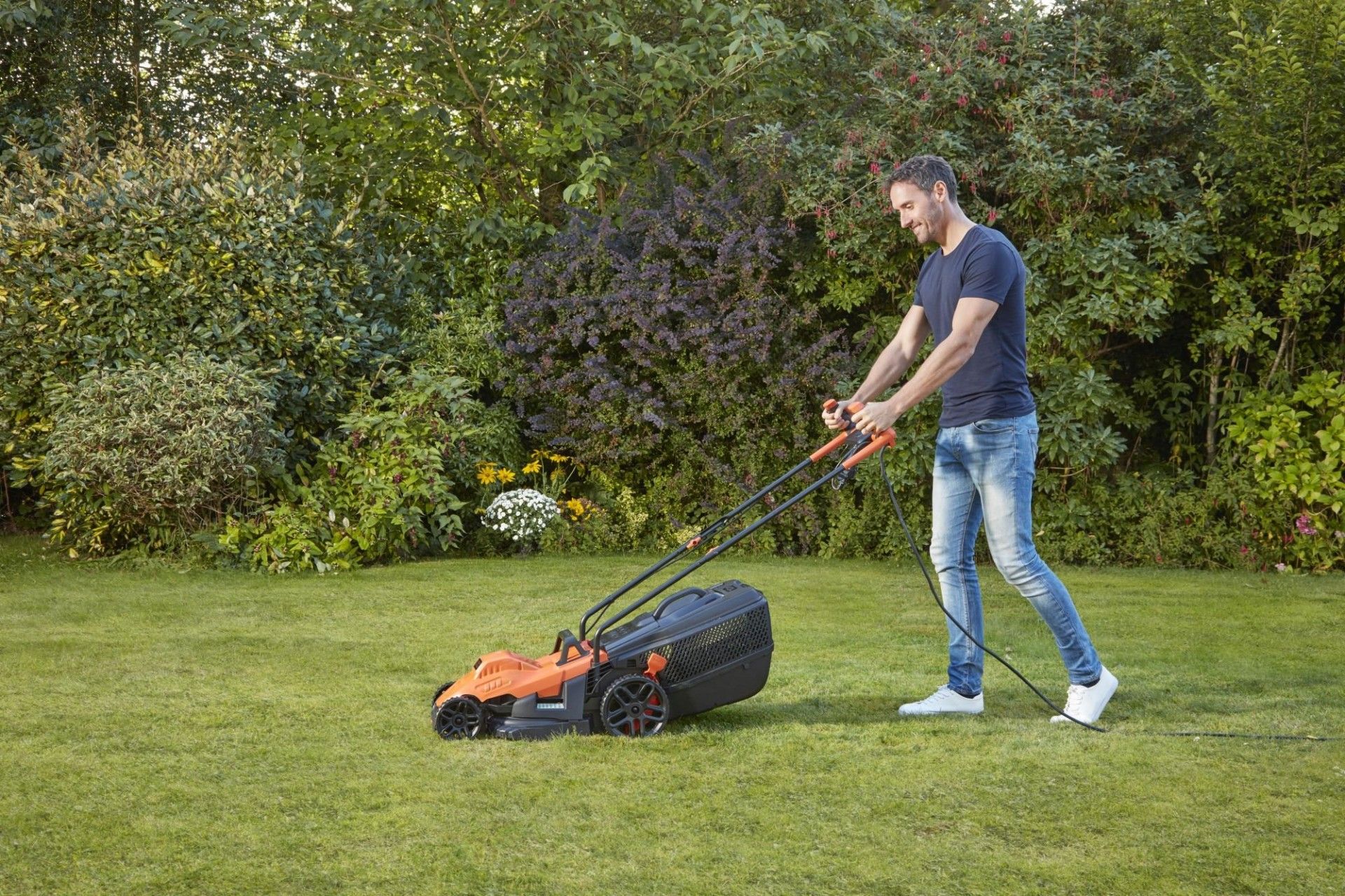 Corta-Relvas 1400W 34cm com punho ergonómico refª BEMW461BH BLACK DECKER