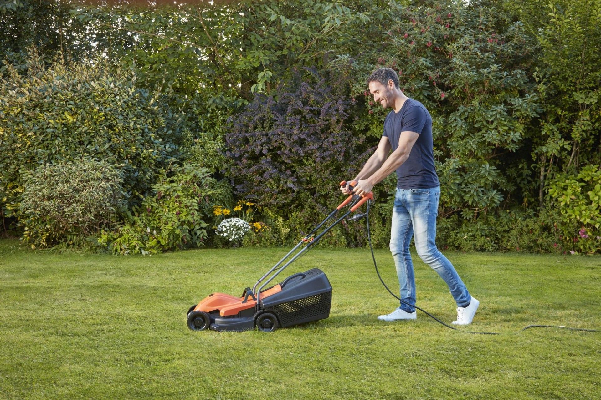 Corta-Relvas 1200W 32cm com punho ergonómico refª BEMW451BH BLACK DECKER