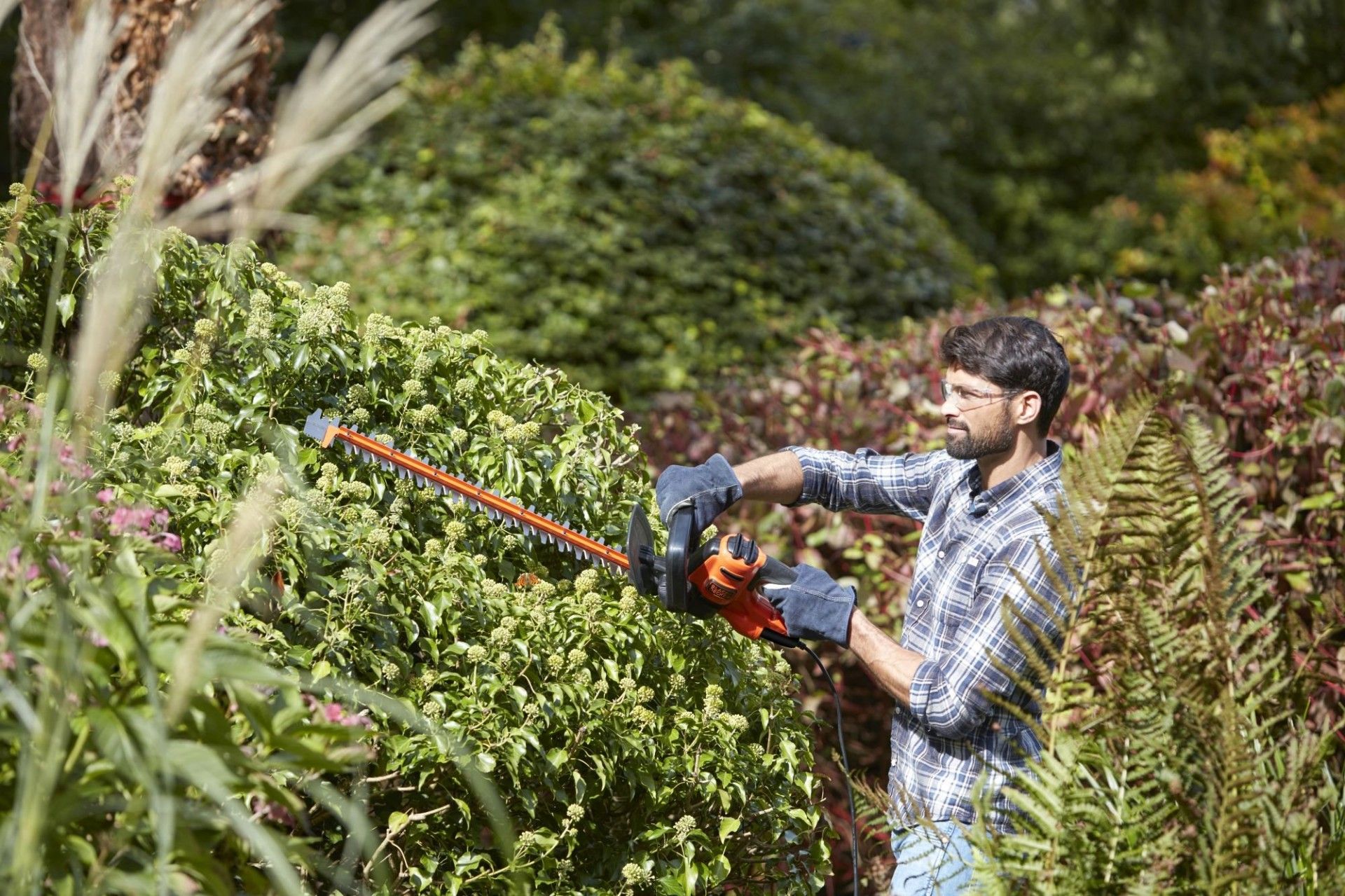 Corta-Sebes 550W 60CM com folha de serra refª BEHTS451 BLACK DECKER