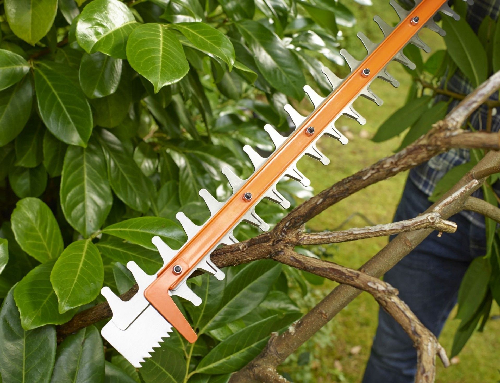 Corta-Sebes 500W 55CM com folha de serra refª BEHTS401 BLACK DECKER