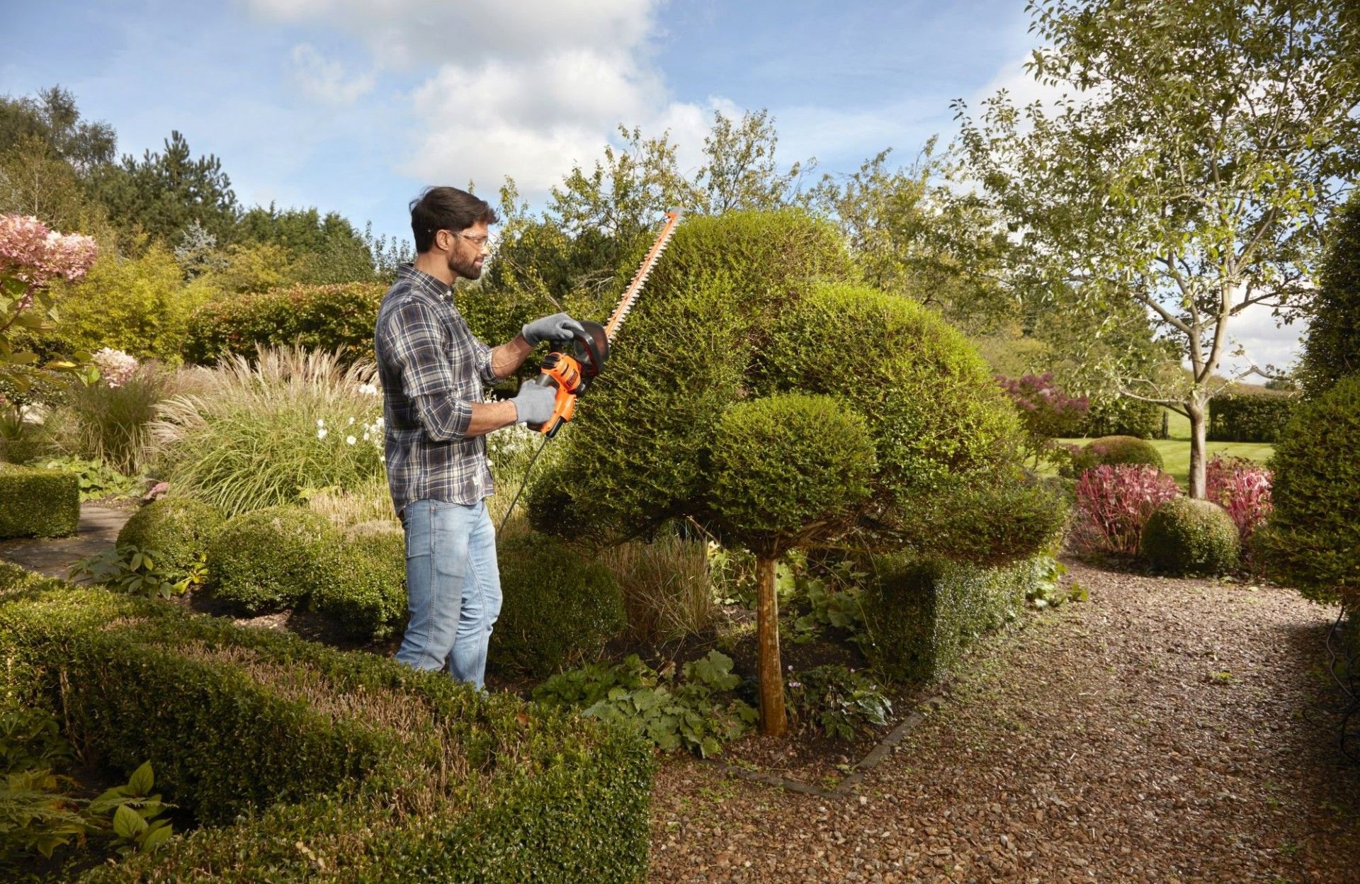 Corta-Sebes 550W 60CM com folha de serra refª BEHTS451 BLACK DECKER