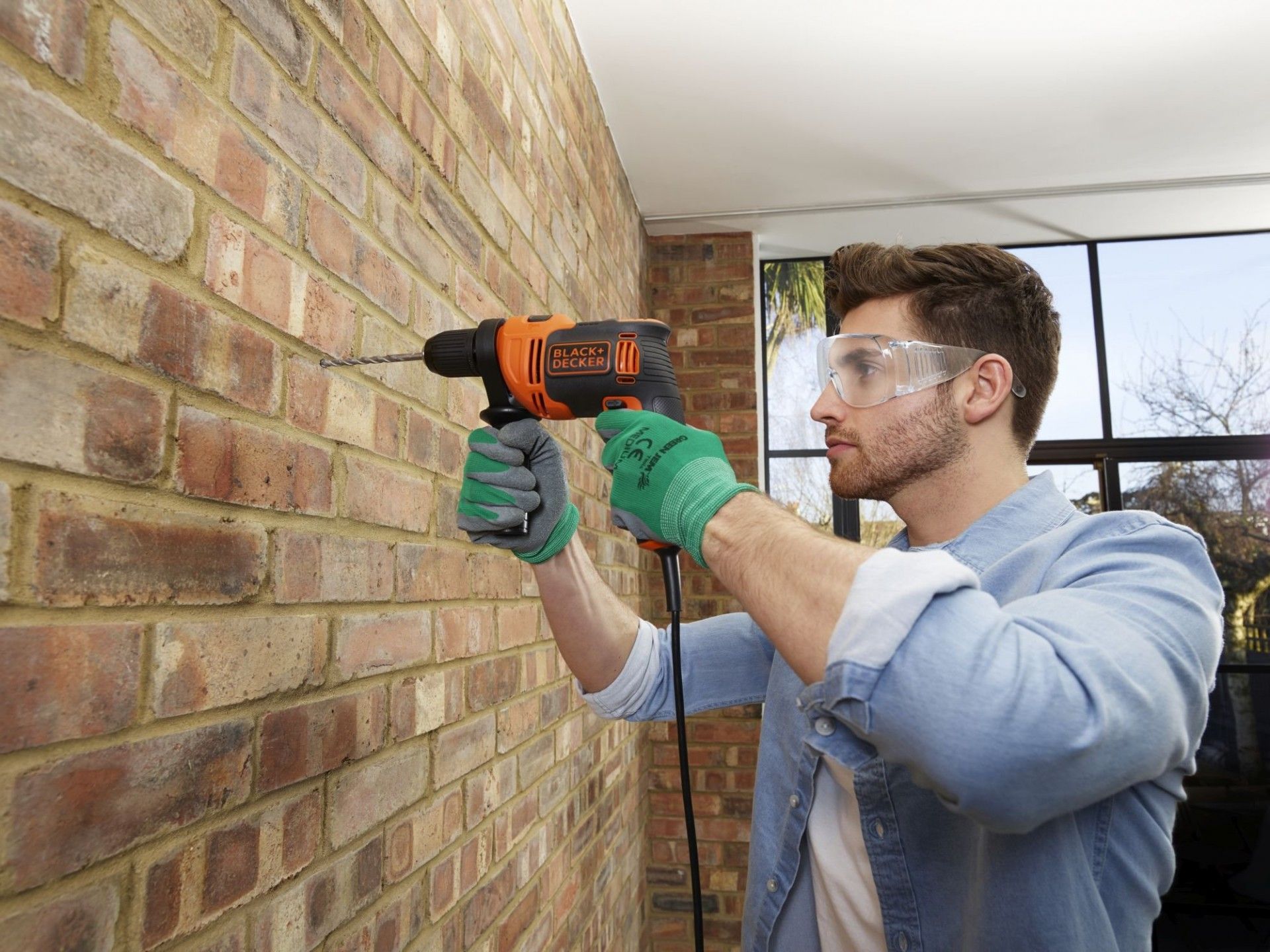 Berbequim com Percussão 710W refª BEH710 BLACK DECKER