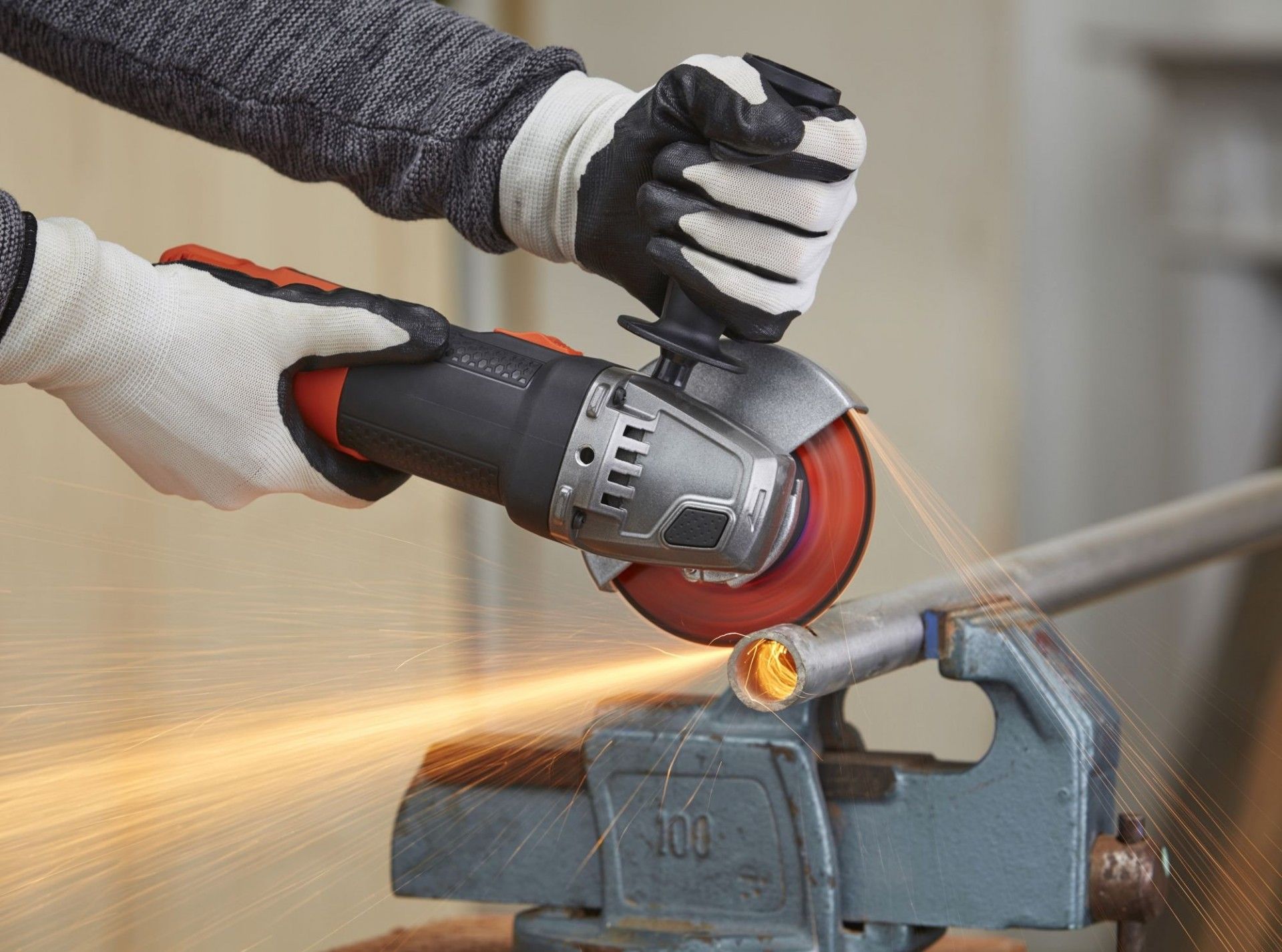 Rebarbadora 900W 115mm refª BEG210 BLACK DECKER