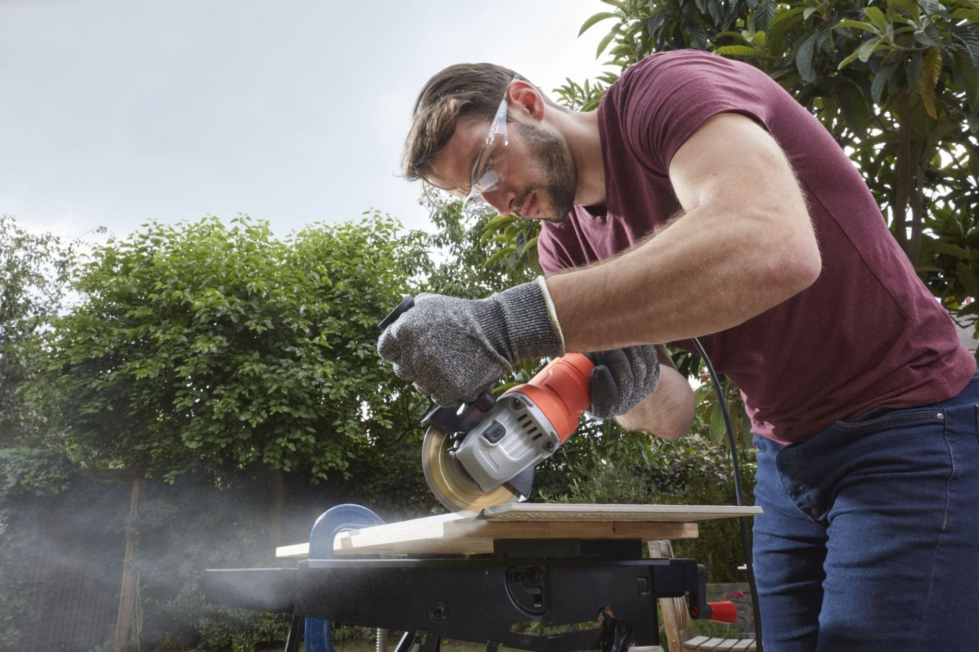 Rebarbadora 710W 115mm refª BEG010 BLACK DECKER