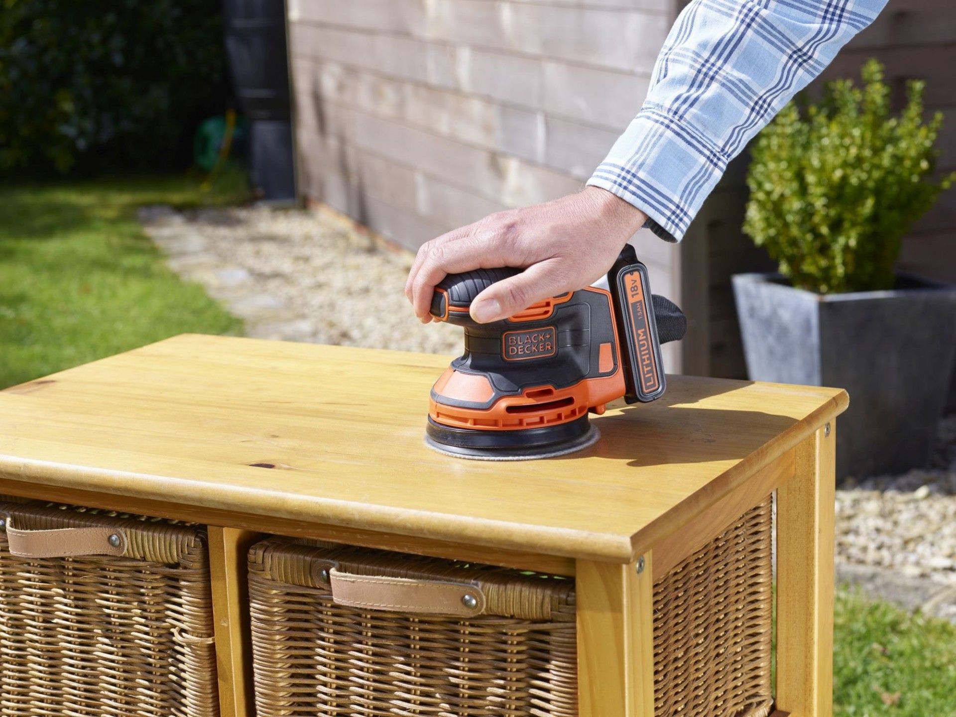 Lixadora Rotorbital 18V 1.5Ah Lítio refª BDCROS18 BLACK DECKER