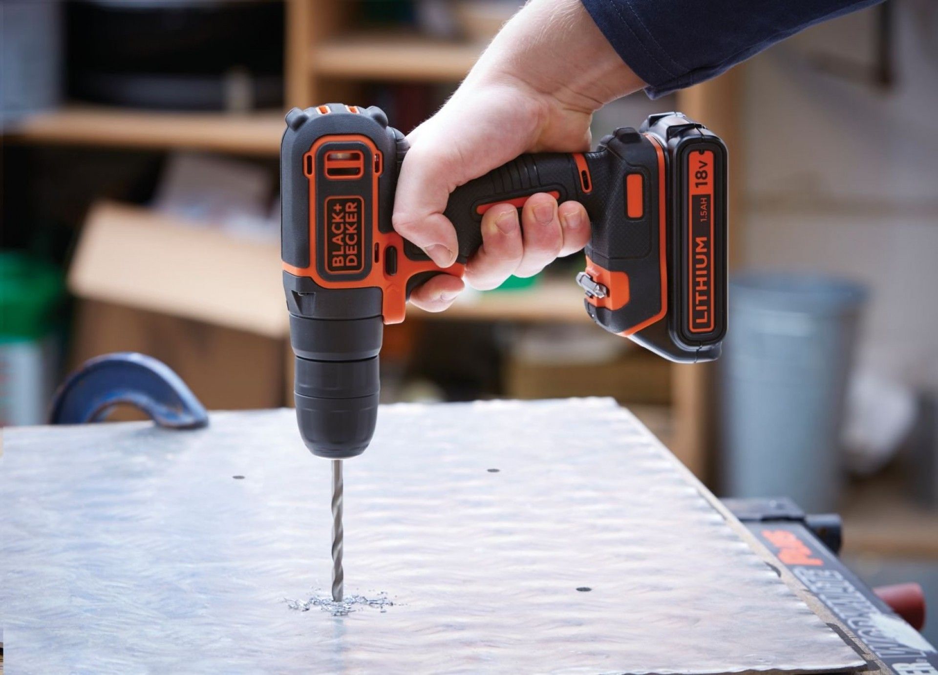 Aparafusadora c/percussão 18V 1.5Ah Lítio refª BDCHD18KB BLACK DECKER