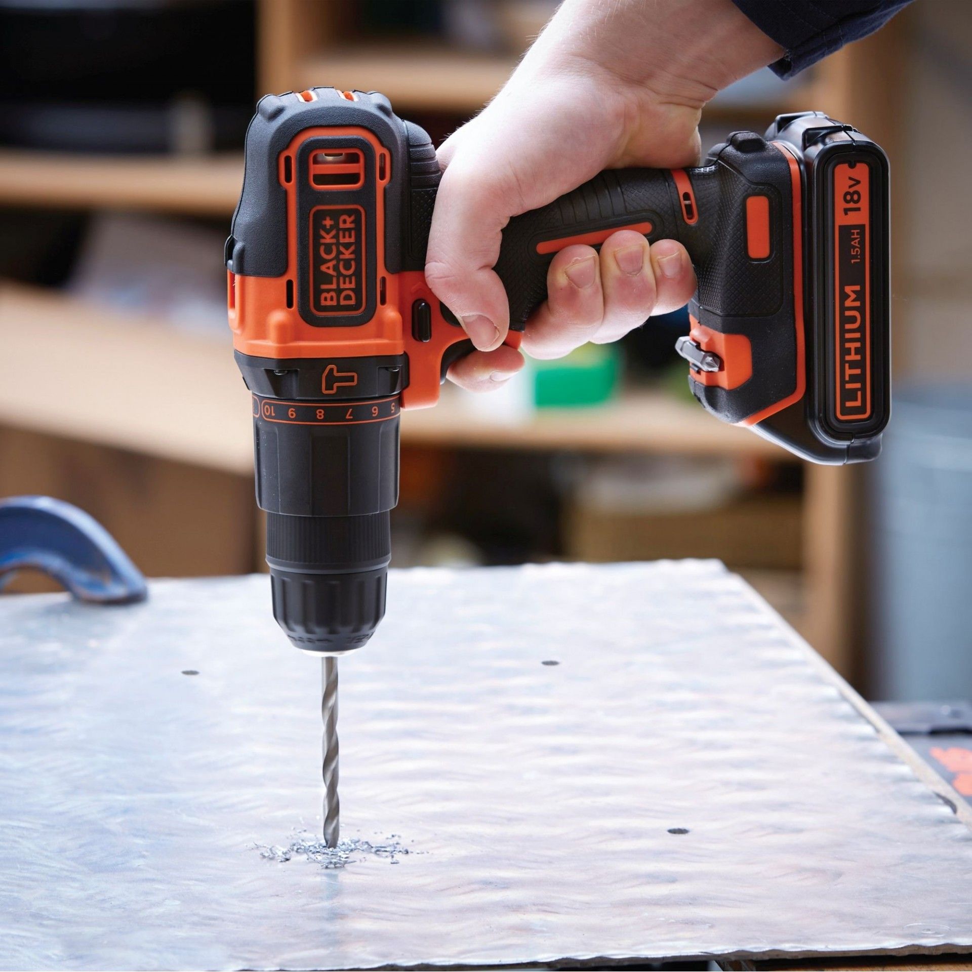 Aparafusadora com Percussão 18V 1.5Ah Lítio refª BDCHD18K BLACK DECKER