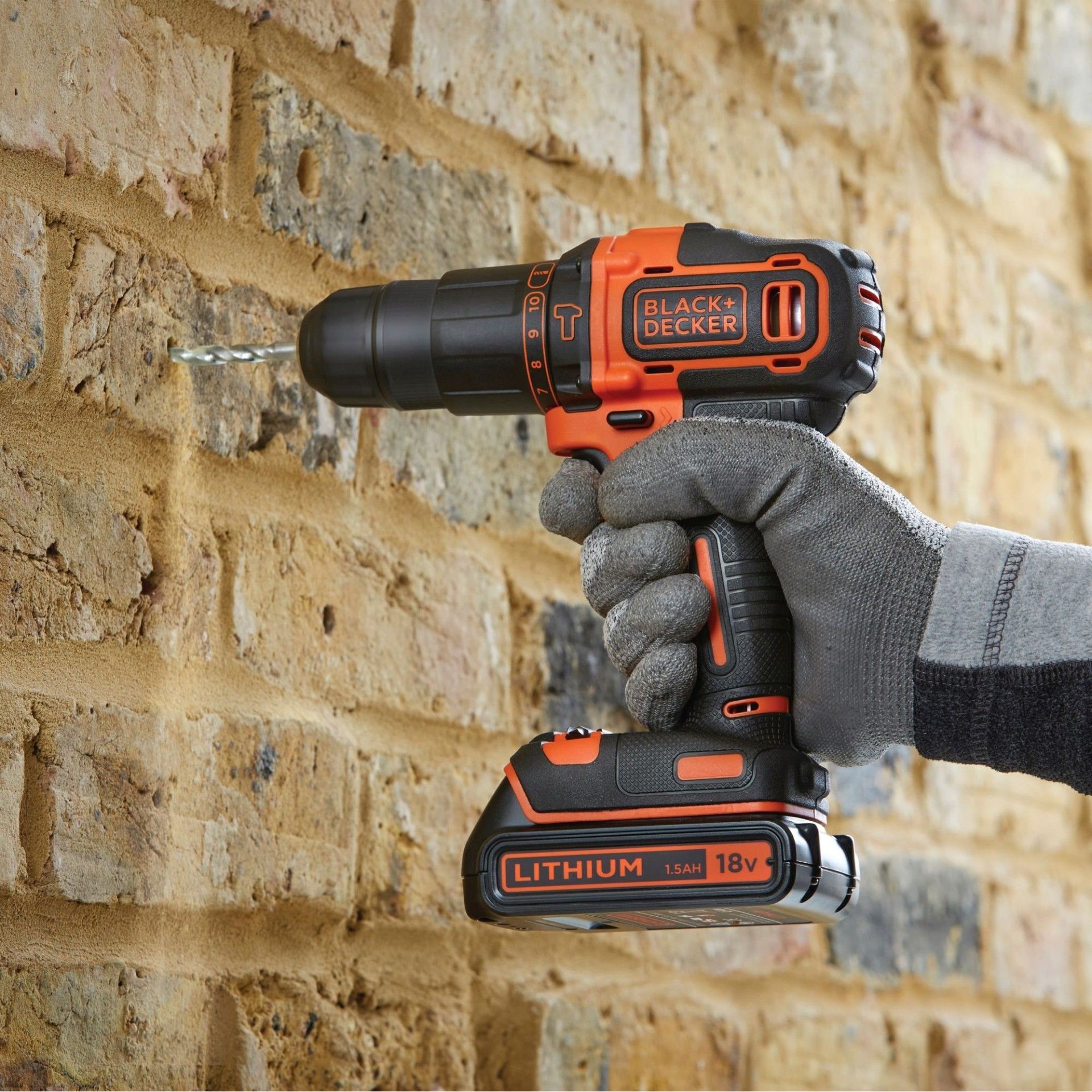 Aparafusadora com Percussão 18V 1.5Ah Lítio refª BDCHD18K BLACK DECKER