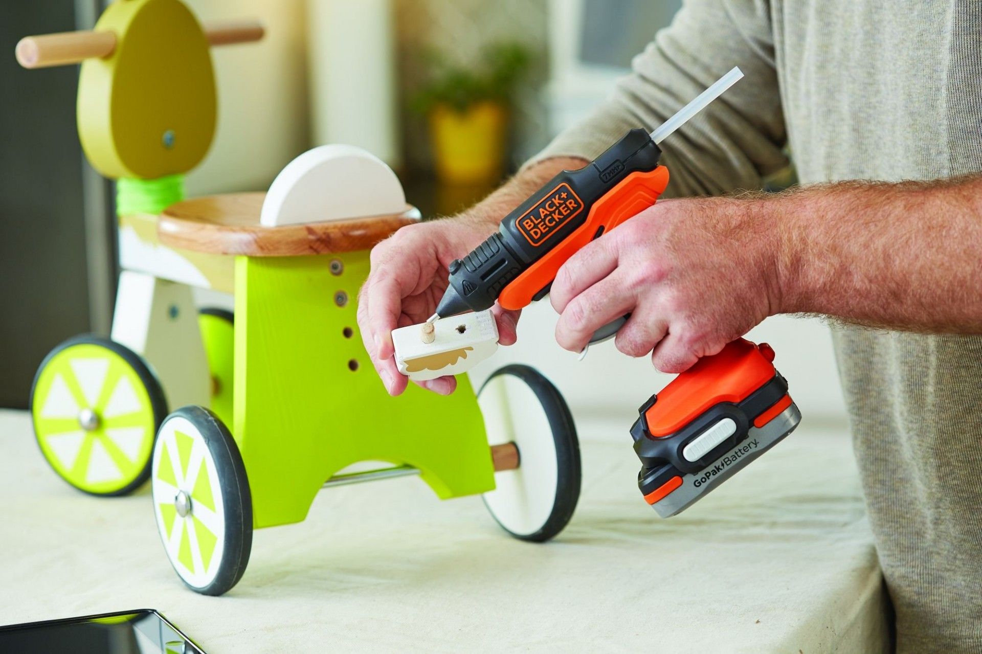 PISTOLA COLA QUENTE 12V SOLO BDCGG12N-XJ BLACK DECKER