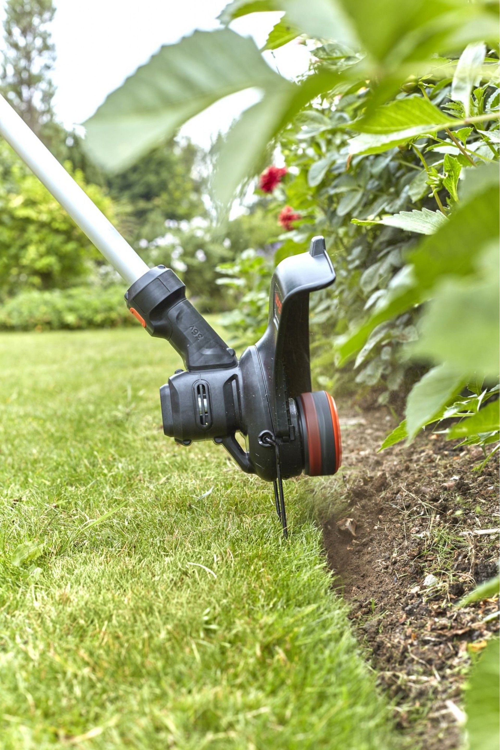 Aparador 36V 2,5Ah 33cm com tecnologia POWERCOMMAN refª BCSTE636L1 BLACK DECKER