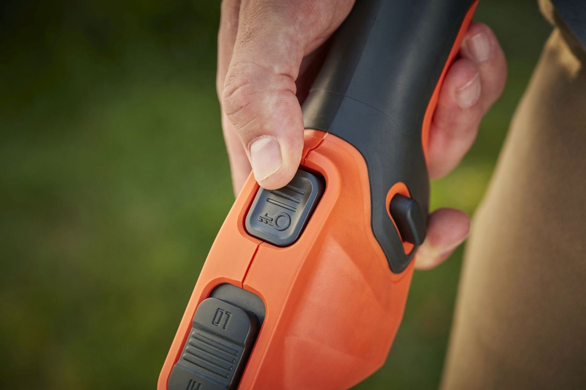 Aparador 36V 2,5Ah 33cm com tecnologia POWERCOMMAN refª BCSTE636L1 BLACK DECKER