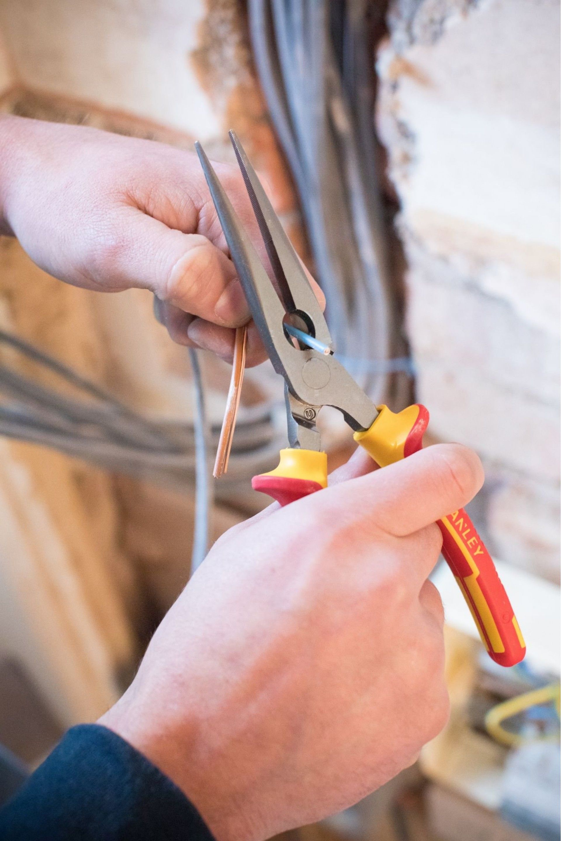 Alicate VDE 1000V Semi-redonda reta 200mm refª 0-84-007 STANLEY