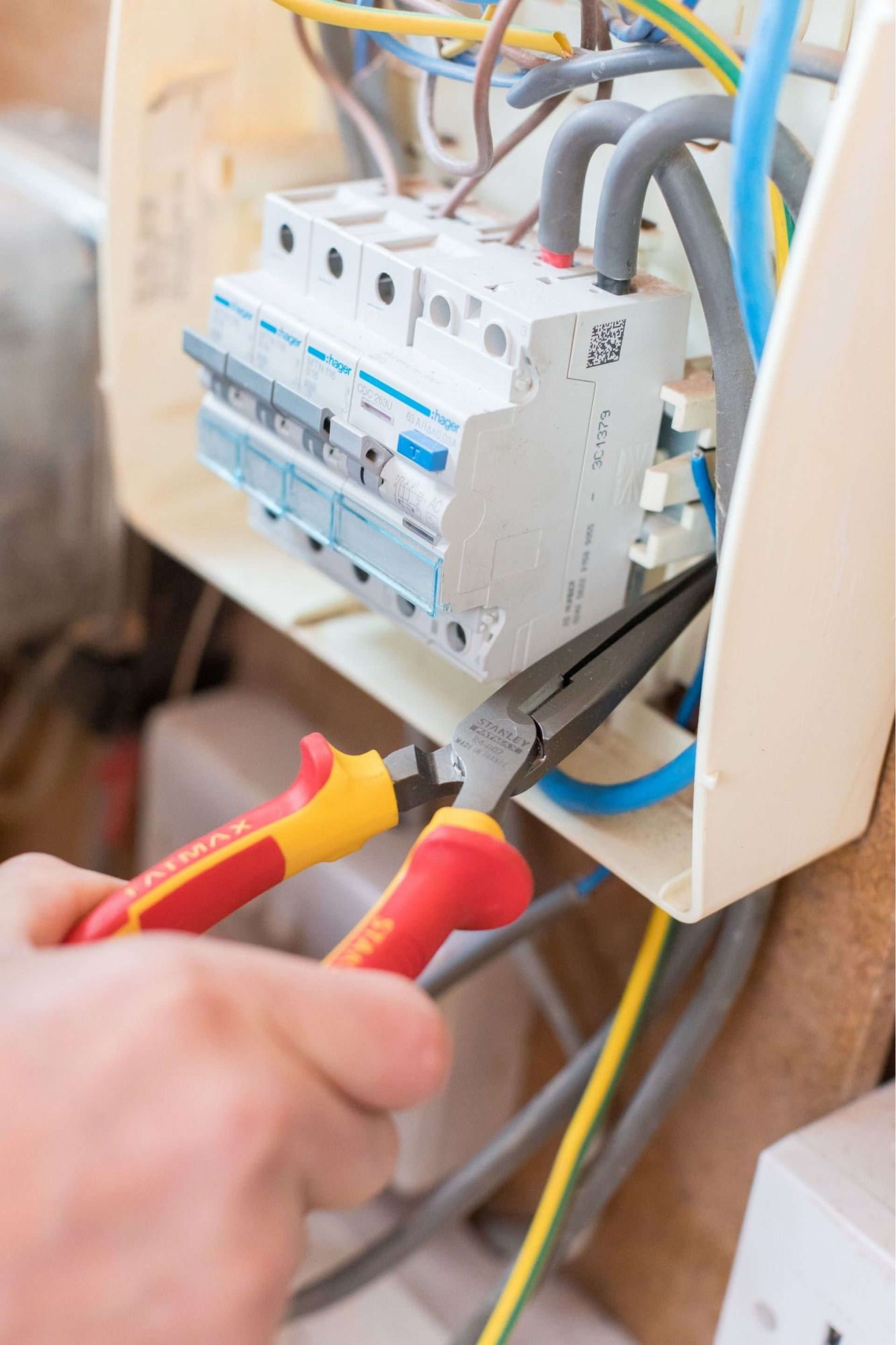 Alicate VDE 1000V Semi-redonda reta 200mm refª 0-84-007 STANLEY