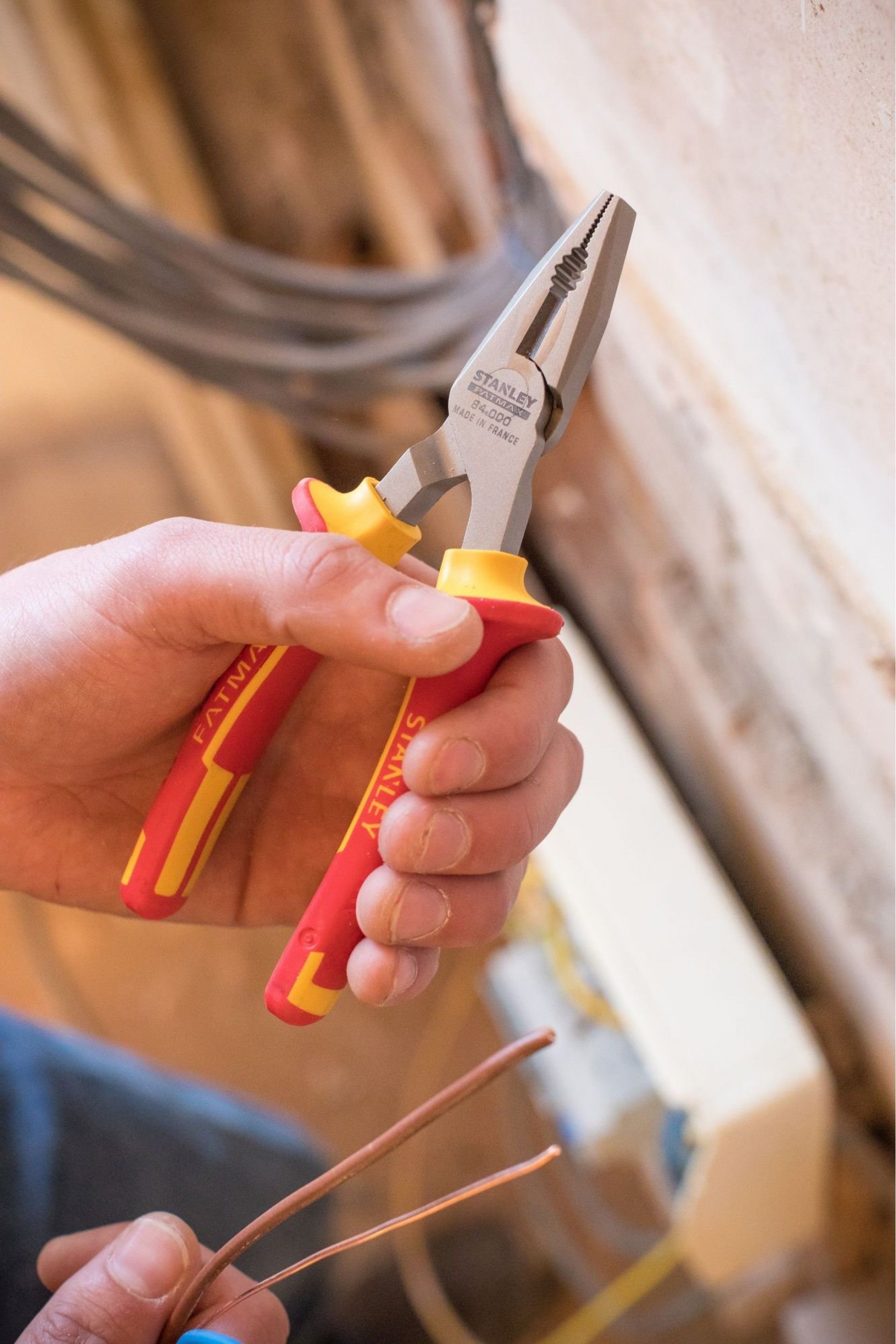 ALICATE 0-84-002 UNIVERSAL ISOLADO 200mm STANLEY