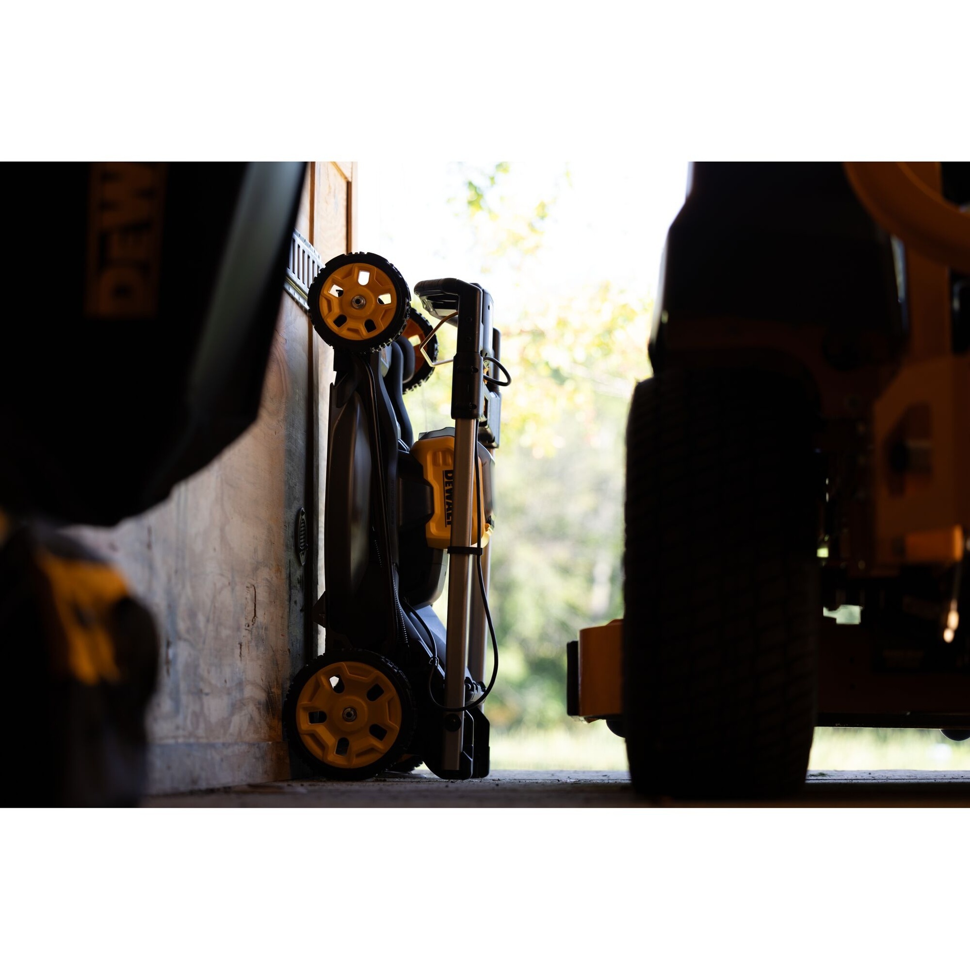 Corta-relvas 53cm XR 54V (sem baterias) refª DCMWP500N-XJ DEWALT